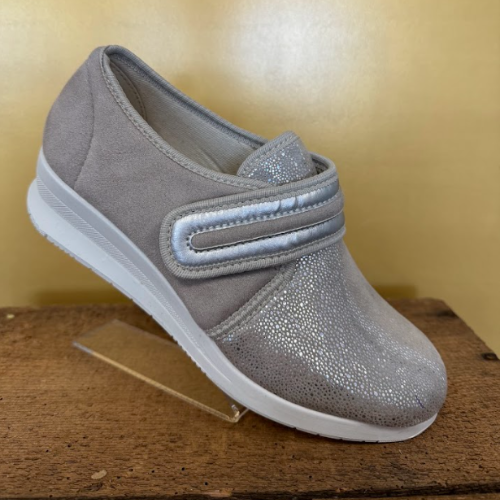 Nom du produit : Chaussure thérapeutique CHUT Barbara 
Description du produit :
Chaussure thérapeutique CHUT Barbara – Confort, souplesse et élégance pour vos pieds sensibles.
La chaussure thérapeutique CHUT Barbara est conçue pour offrir un confort optimal aux personnes souffrant de douleurs aux pieds ou ayant besoin d’un soutien adapté. Ce modèle combine parfaitement praticité, confort et esthétique pour vous accompagner au quotidien.
Ce modèle se distingue par son design élégant avec un beige mat à l’arrière et un fini brillant à l’avant, apportant une touche de modernité et de discrétion. La chaussure s’adapte à tous les styles et peut être portée aussi bien à l’intérieur qu’à l’extérieur, offrant ainsi une solution pratique et élégante pour les pieds sensibles.
Caractéristiques principales :
    Design bicolore : beige mat à l'arrière, beige brillant à l'avant pour un look moderne et élégant.
    Fermeture à scratch : permet un ajustement facile et rapide, sans compression excessive.
    Confort optimal : légère, souple et flexible, idéale pour les pieds fragiles ou sensibles.
    Soutien orthopédique : adaptée pour les personnes souffrant de déformations du pied ou de douleurs chroniques.
    Chausson thérapeutique d’intérieur : parfaite pour un usage à domicile, offrant maintien et confort tout au long de la journée.
    Polyvalence : peut être utilisée pour un usage quotidien ou comme chausson thérapeutique.
Avantages :
    Facilité d’utilisation : son système de fermeture à scratch permet un ajustement rapide, offrant confort et sécurité.
    Idéale pour les pieds fragiles : idéale pour les personnes en convalescence, les personnes ayant des pathologies spécifiques comme l’hallux valgus ou les œdèmes.
    Souplesse et légèreté : sa structure souple et sa légèreté assurent une démarche naturelle et agréable, tout en permettant une grande liberté de mouvement.
    Confort tout au long de la journée : son design et ses matériaux de haute qualité garantissent un confort durable, que ce soit à la maison ou à l'extérieur.
    Ceux qui recherchent une chaussure orthopédique légère et élégante pour un usage quotidien.
    Un usage comme chausson thérapeutique d’intérieur pour un confort maximal à domicile.
Composition et matériaux :
    Extérieur : Tissu résistant, avec finition brillante à l’avant et mat à l’arrière.
    Semelle : Flexible et antidérapante pour une meilleure stabilité et confort.
    Fermeture : Scratch ajustable.
Guide des tailles :
Disponible en plusieurs tailles allant de 36 à 41. Pour un ajustement parfait, consultez notre guide des tailles.
Pourquoi choisir la chaussure thérapeutique CHUT Barbara ?
La chaussure thérapeutique CHUT Barbara est conçue pour offrir une solution pratique et confortable, tout en répondant aux besoins spécifiques des pieds sensibles. Grâce à son design élégant et sa technologie avancée, cette chaussure se distingue comme le choix idéal pour ceux qui recherchent une solution thérapeutique efficace sans compromettre le style.
